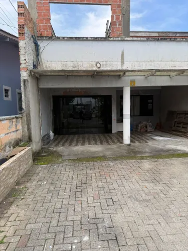 Vendo Casa no Centro de Ilhota ao lado da Igreja 408m2