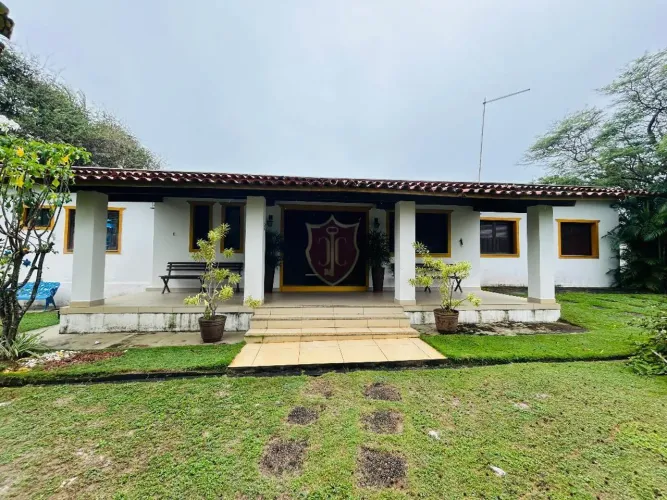 Chácara com 2.400m² de terreno, casa com 5/4 e amplo espaço de lazer, a 300m da praia de J