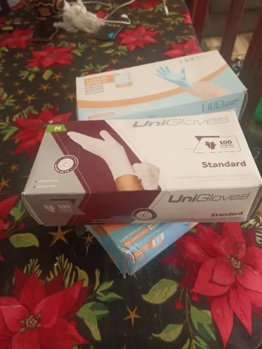Vendo caixa de luva tamanho m e g por apenas 20 reais levando 2 caixas faço 30