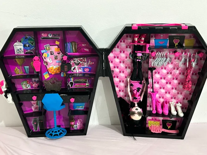 Closet Caixao Monster High com boneca Draculaura