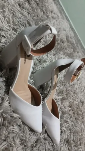 Sandália Elegante - bico fino e amarração no calcanhar - cor branca/tamanho 34
