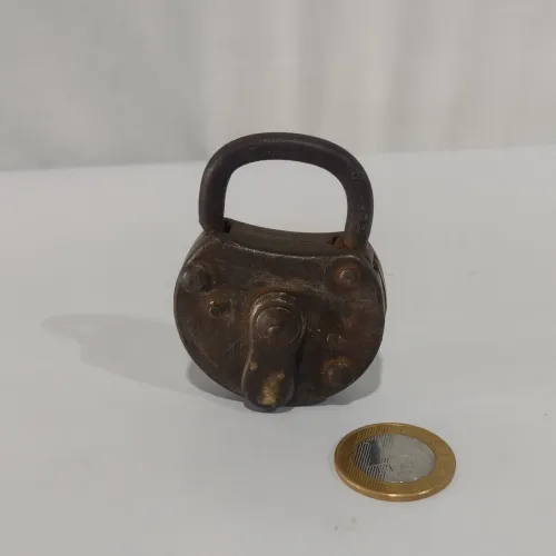Antigo cadeado para decoração