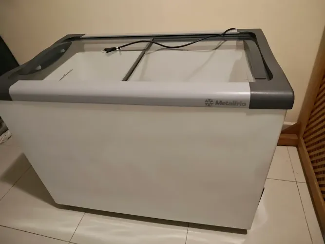 Freezer horizontal conservador para congelados 2portas marca : metal frio.