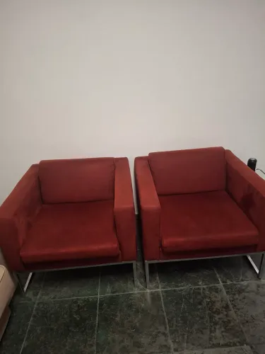 Par de Poltronas semi novas Tok&Stok pés em ferro cromado