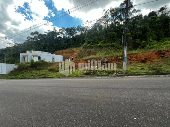 Terreno Amplo em Rua Sem Saída: Tranquilidade para Viver, Estratégia para Investir