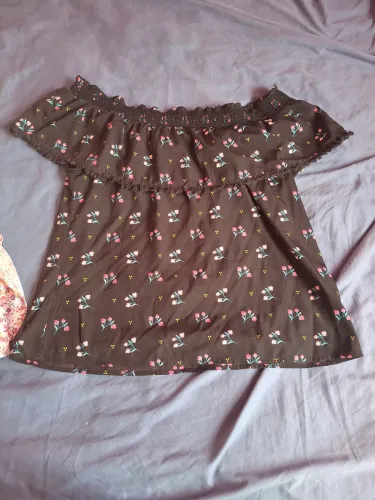 Vendo Blusa Florida. Ombro a ombro.