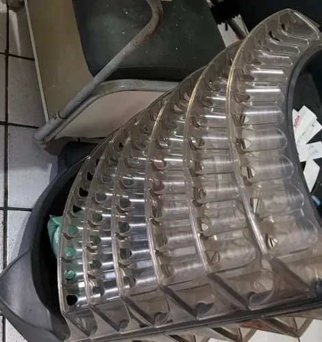 Expositor de esmalte portátil com rodas