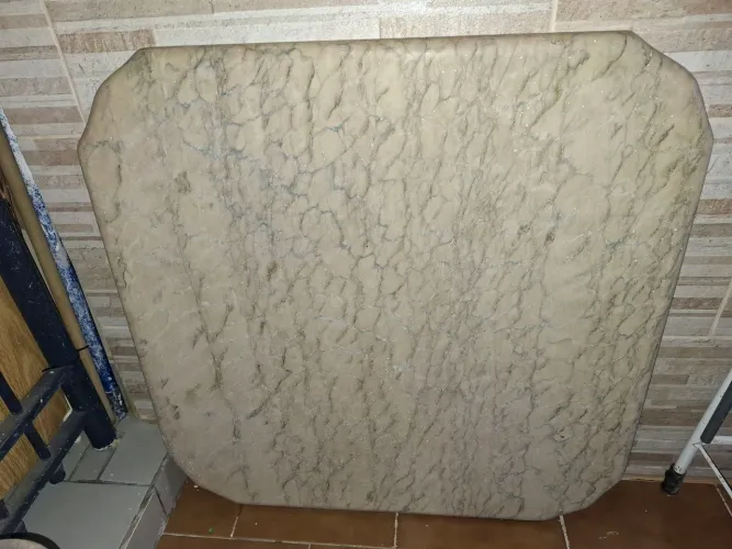 Tampo de mesa de mármore.