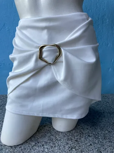 Shorts Saia Branco com Fivela Dourada e Drapeado, Tamanho P (Novo)