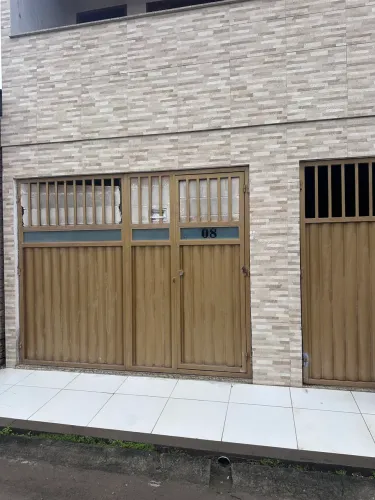 Oportunidade! Casa 2/4 em rua principal e calçada no bairro Sete Portas,