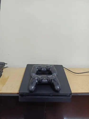 Vendo ps4 slim + duas manete é um jogo mídia digital  god of war
