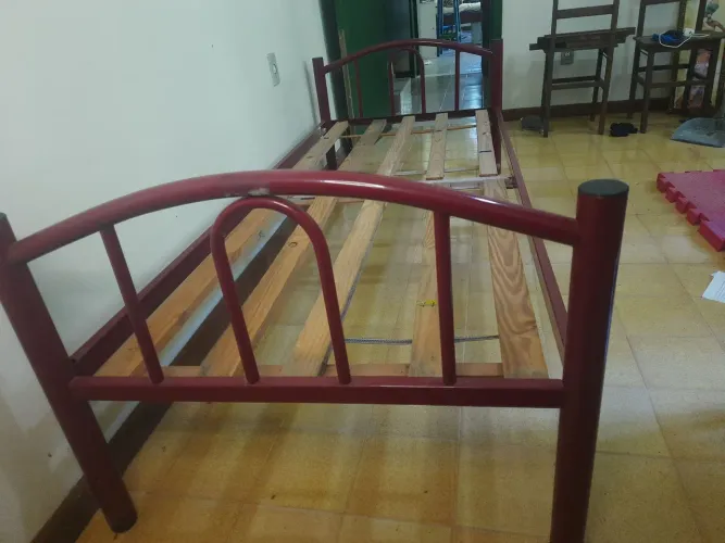 Vendo cama solteiro em ferro. Cor vinho.