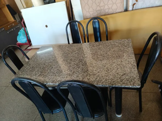 MESA COM 6 CADEIRAS TODAS FIRME TAMPO DE 1.40/0.80 TODA FIRME ENTREGO CONFIRA ?