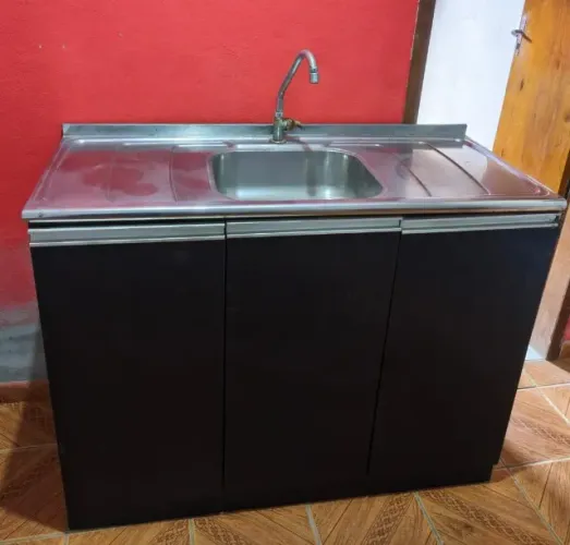 Balcão com a pia de inox e torneira