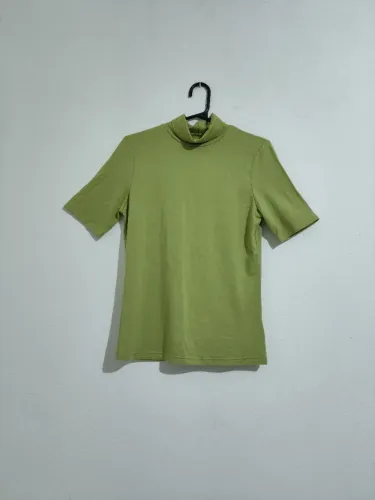 blusa verde oliva gola alta casual elegante moderna