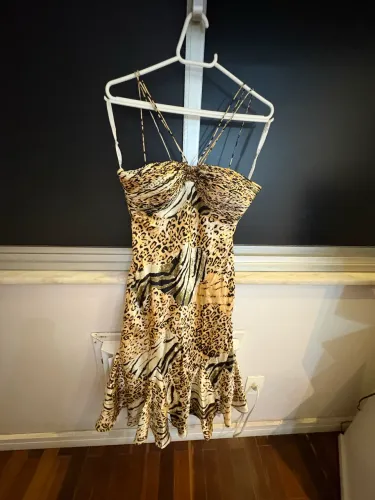 Vestido em seda importado e c bordados 