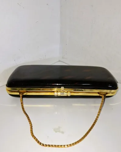 Charmosa Bolsa de Mão padrão Tartaruga com Alça Dourada de Corrente.