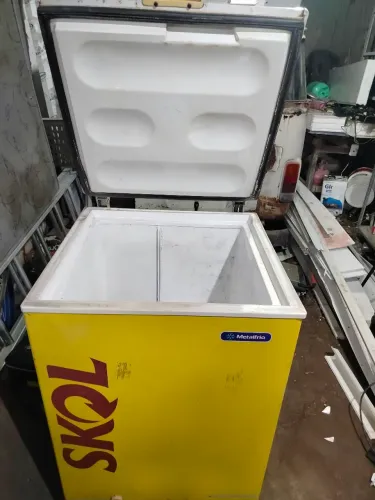 Vendo frizzer pequeno 1porta metal frio