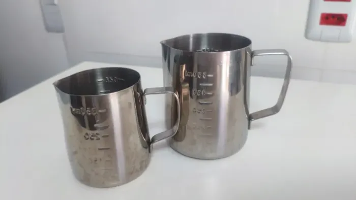 Par de Jarras Leiteiras de Inox com Alça - 2 Tamanhos