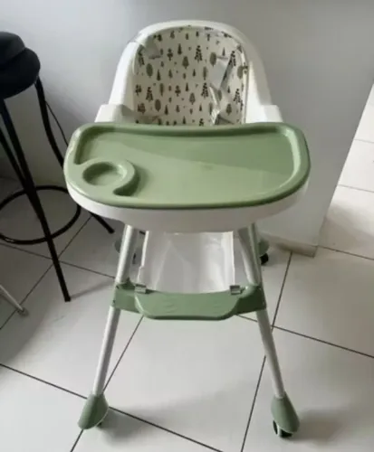 Cadeira de alimentação semi-nova