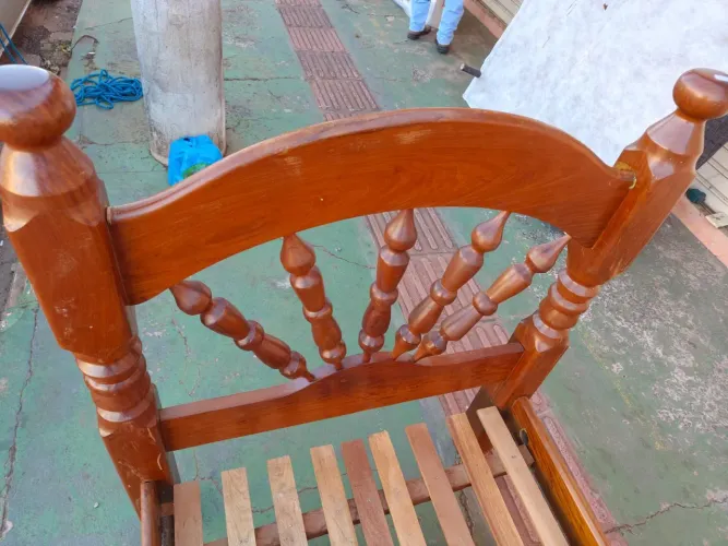 Cama de madeira maciça de solteiro 