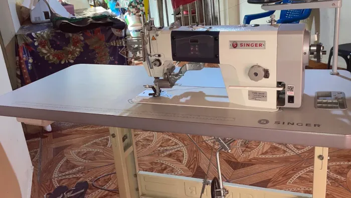 Vendo máquina de costura com aparelho de fru-fru incluso