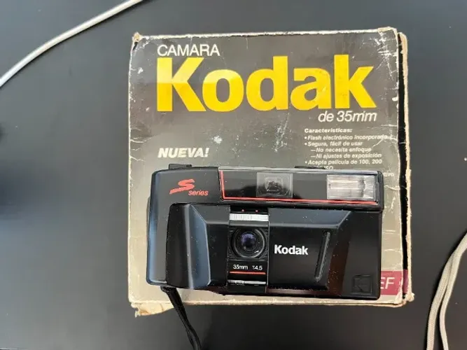 Câmera analógica Kodak S100 EF (funcionando perfeitamente, acompanha caixa de epoca kodak)