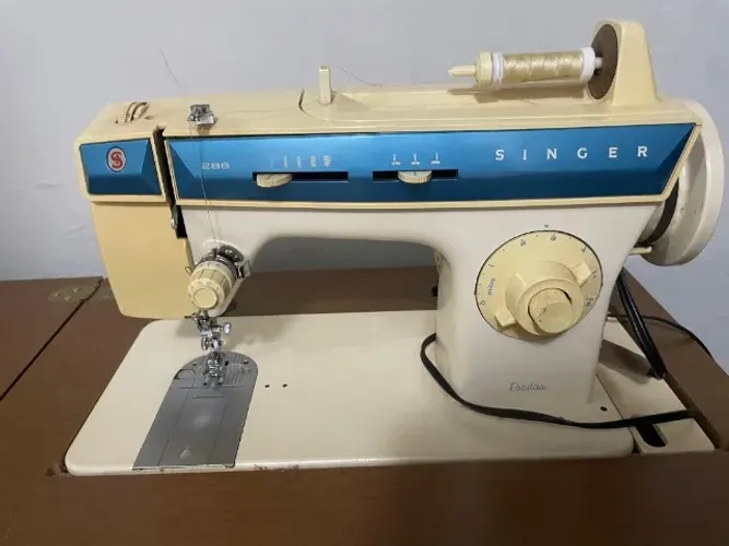 Máquina de Costura Singer Facilita 288 com Gabinete de Madeira Conservado