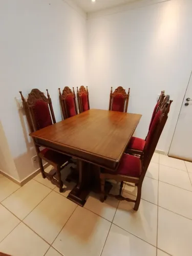 Conjunto mesa, 8 cadeiras e buffet colonial, madeira maciça cerejeira, entalhado a mão