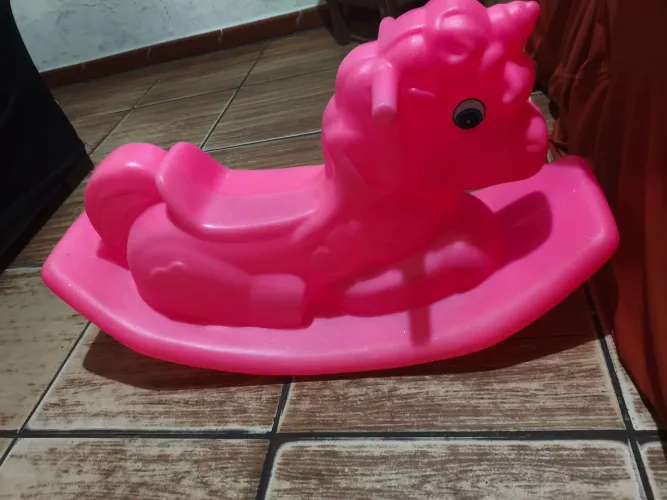 Cavalinho gangorra infantil 