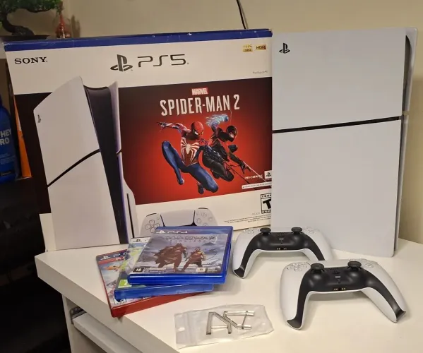 PlayStation 5 Slim, versão com leitor de CD, 2 controles originais, praticamente novo!