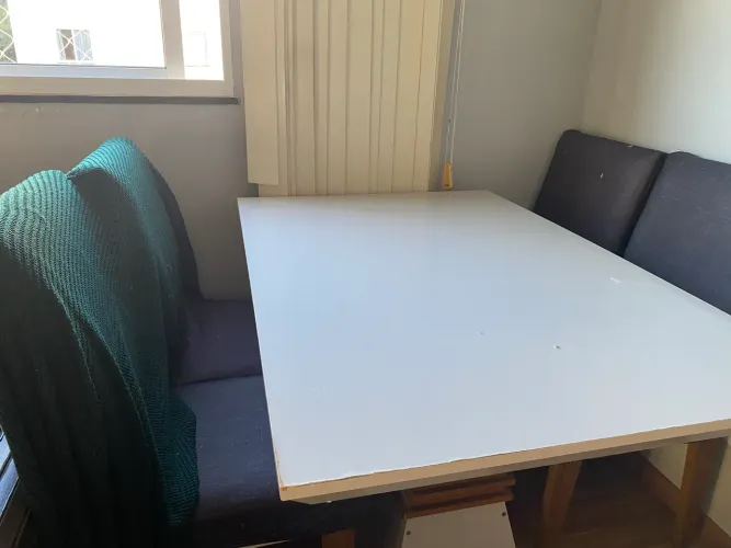 **Preço negociável** Mesa de Jantar Branca + 4 Cadeiras Estofadas - Ótimo Estado