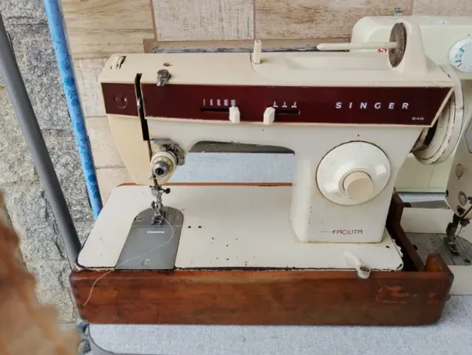 MAQUINA DE COSTURA SINGER CASEIRA