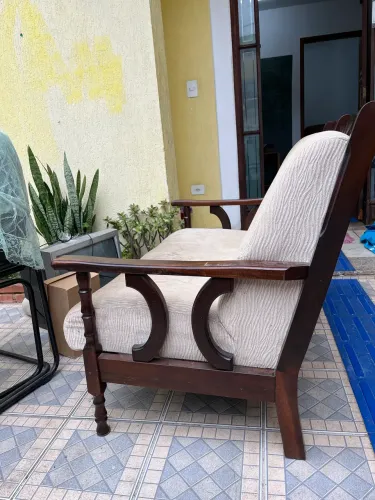 Sofá em madeira nobre de 2 lugares 