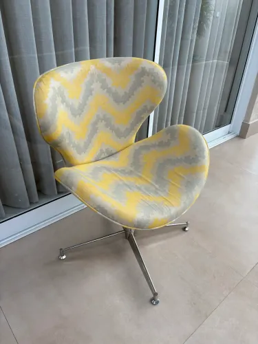 Poltrona giratória estofada