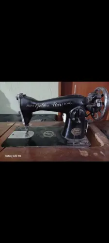 Máquina de costura antiga de ferro
