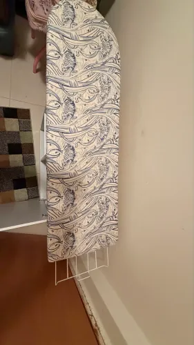 Tábua de passar roupas com armário