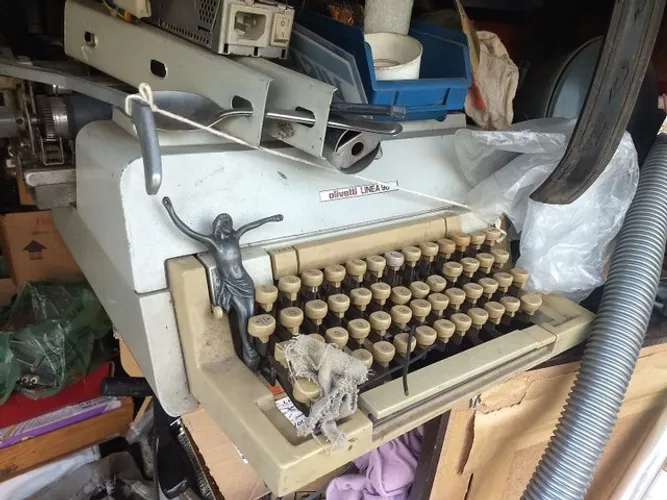 Máquina de Escrever Bem Antiga Olivetti Linea 90 Linda Vendo ou Troco
