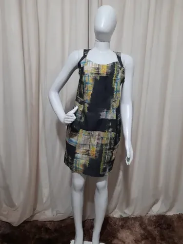 Vestido estampado em poliéster com elastano e zíper na lateral. 