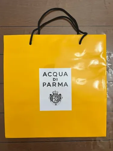 Sacola em papel rígido acqua di Parma para colecionadores 