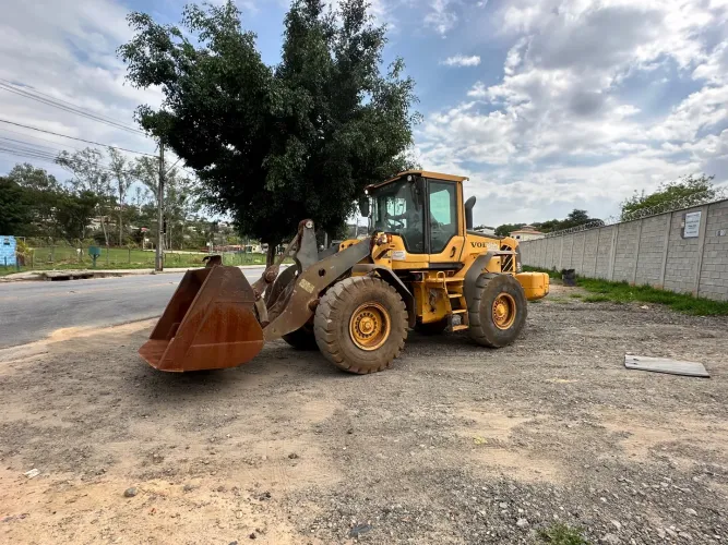 Pá carregadeira Volvo L90 2015