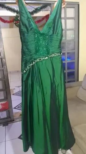 Vestido de festas verde com detalhes em strass.