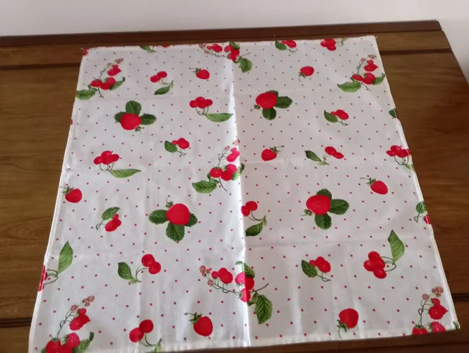 Toalha de mesa com estampa de morango, 78 X 78 cm e SEM USO 
