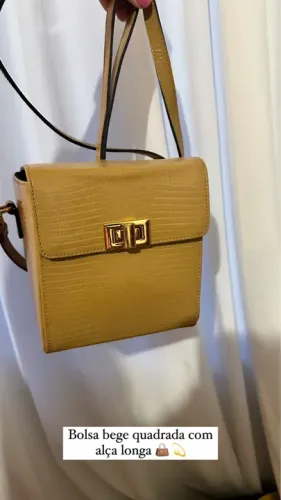 Bolsa bege quadrada com alça longa