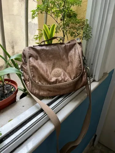 Lancheira da Kipling dourada comprada nos EUA