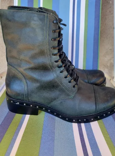 Bota Coturno Verde com Detalhes em Metal