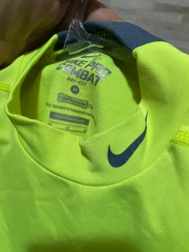 Blusa térmica da Nike infantil 