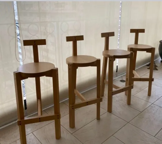 Banqueta girafa da design Lina Bo Bardi  