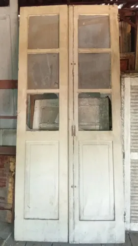 Porta de duas folhas com almofadas e vidro em cedro antigo
