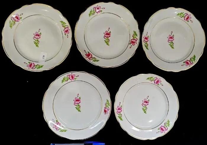 Cinco pratos de sobremesa, porcelana Real SP